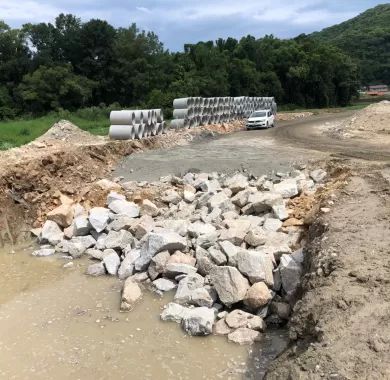 EXECUÇÃO DE OBRAS PARA LIGAÇÃO VIÁRIA DOS BAIRROS VÁRZEA E TABULEIRO DOS OLIVEIRAS - ITAPEMA/SC