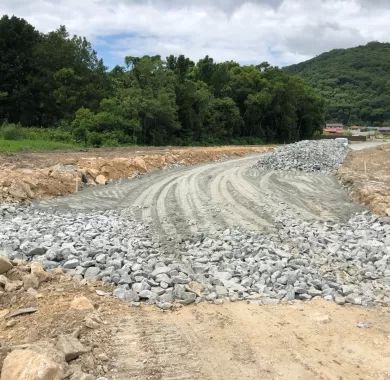 EXECUÇÃO DE OBRAS PARA LIGAÇÃO VIÁRIA DOS BAIRROS VÁRZEA E TABULEIRO DOS OLIVEIRAS - ITAPEMA/SC