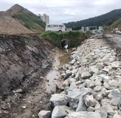 EXECUÇÃO DE OBRAS PARA LIGAÇÃO VIÁRIA DOS BAIRROS VÁRZEA E TABULEIRO DOS OLIVEIRAS - ITAPEMA/SC