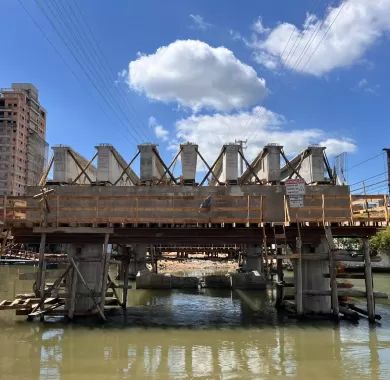 EXECUÇÃO DE PONTE EM CONCRETO ARMADO SOBRE O RIO PEREQUÊ, AVENIDA NEREU RAMOS, Itapema/SC