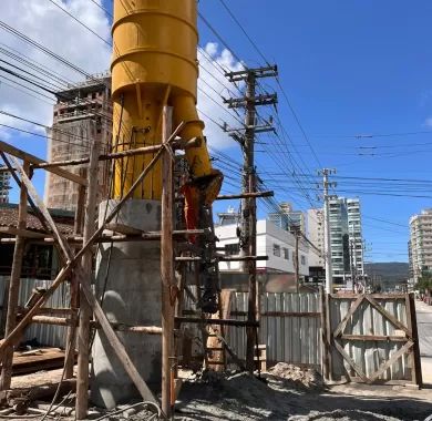 EXECUÇÃO DE PONTE EM CONCRETO ARMADO SOBRE O RIO PEREQUÊ, AVENIDA NEREU RAMOS, Itapema/SC