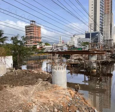 EXECUÇÃO DE PONTE EM CONCRETO ARMADO SOBRE O RIO PEREQUÊ, AVENIDA NEREU RAMOS, Itapema/SC