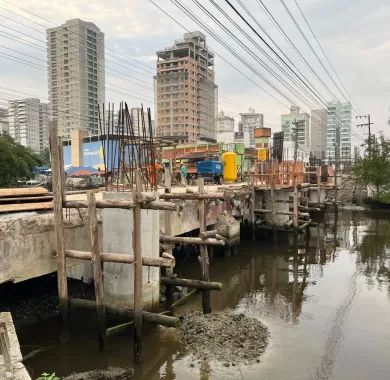 EXECUÇÃO DE PONTE EM CONCRETO ARMADO SOBRE O RIO PEREQUÊ, AVENIDA NEREU RAMOS, Itapema/SC