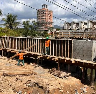 EXECUÇÃO DE PONTE EM CONCRETO ARMADO SOBRE O RIO PEREQUÊ, AVENIDA NEREU RAMOS, Itapema/SC