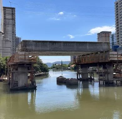 EXECUÇÃO DE PONTE EM CONCRETO ARMADO SOBRE O RIO PEREQUÊ, AVENIDA NEREU RAMOS, Itapema/SC