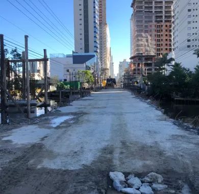 EXECUÇÃO DE PONTE EM CONCRETO ARMADO SOBRE O RIO PEREQUÊ, AVENIDA NEREU RAMOS, Itapema/SC