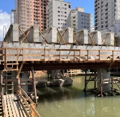 EXECUÇÃO DE PONTE EM CONCRETO ARMADO SOBRE O RIO PEREQUÊ, AVENIDA NEREU RAMOS, Itapema/SC