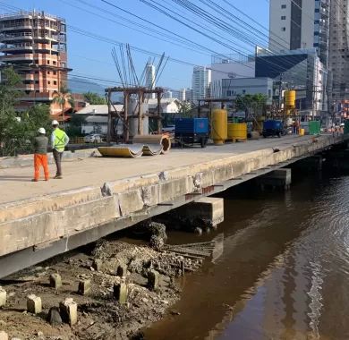 EXECUÇÃO DE PONTE EM CONCRETO ARMADO SOBRE O RIO PEREQUÊ, AVENIDA NEREU RAMOS, Itapema/SC