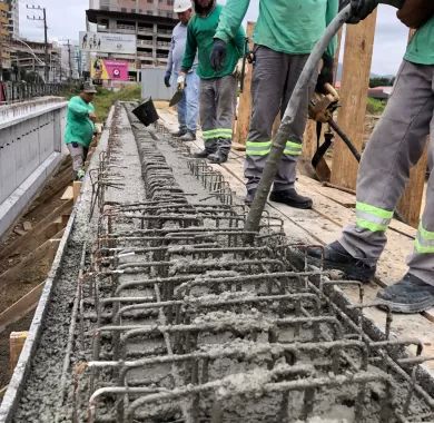 EXECUÇÃO DE PONTE EM CONCRETO ARMADO SOBRE O RIO PEREQUÊ, AVENIDA NEREU RAMOS, Itapema/SC