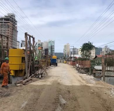 EXECUÇÃO DE PONTE EM CONCRETO ARMADO SOBRE O RIO PEREQUÊ, AVENIDA NEREU RAMOS, Itapema/SC