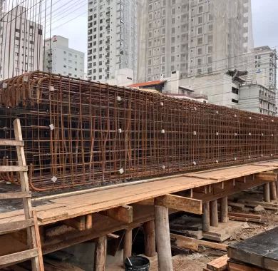 EXECUÇÃO DE PONTE EM CONCRETO ARMADO SOBRE O RIO PEREQUÊ, AVENIDA NEREU RAMOS, Itapema/SC