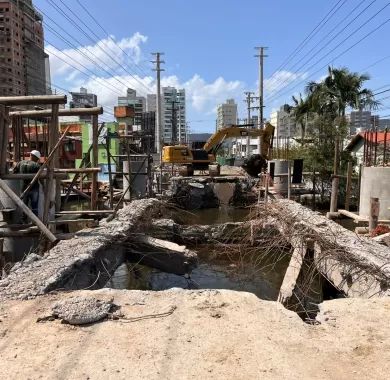 EXECUÇÃO DE PONTE EM CONCRETO ARMADO SOBRE O RIO PEREQUÊ, AVENIDA NEREU RAMOS, Itapema/SC