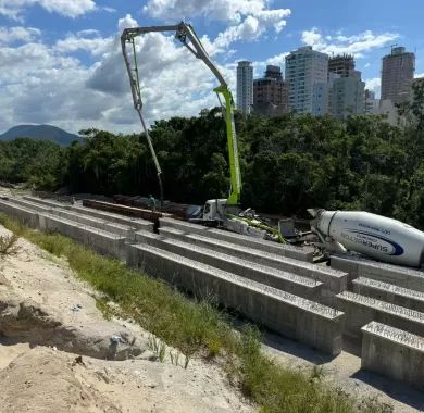 EXECUÇÃO DE PONTE EM CONCRETO ARMADO SOBRE O RIO PEREQUÊ, AVENIDA NEREU RAMOS, Itapema/SC