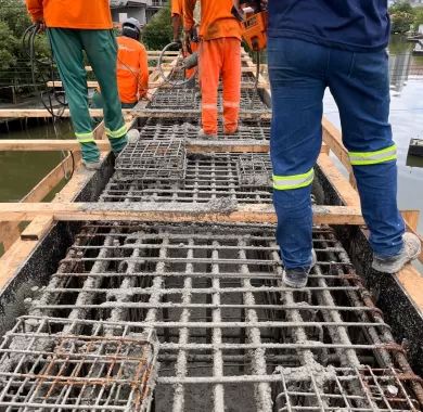 EXECUÇÃO DE PONTE EM CONCRETO ARMADO SOBRE O RIO PEREQUÊ, AVENIDA NEREU RAMOS, Itapema/SC