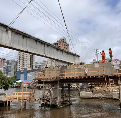 EXECUÇÃO DE PONTE EM CONCRETO ARMADO SOBRE O RIO PEREQUÊ, AVENIDA NEREU RAMOS, Itapema/SC