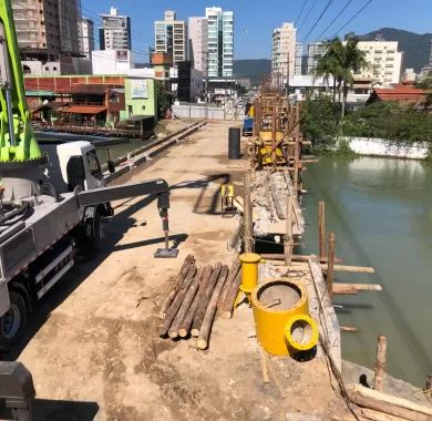 EXECUÇÃO DE PONTE EM CONCRETO ARMADO SOBRE O RIO PEREQUÊ, AVENIDA NEREU RAMOS, Itapema/SC