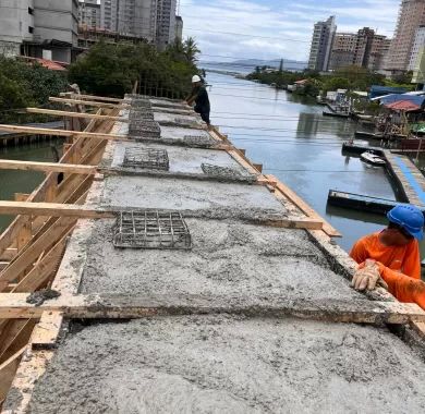 EXECUÇÃO DE PONTE EM CONCRETO ARMADO SOBRE O RIO PEREQUÊ, AVENIDA NEREU RAMOS, Itapema/SC