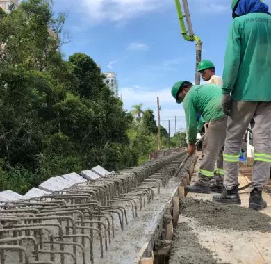 EXECUÇÃO DE PONTE EM CONCRETO ARMADO SOBRE O RIO PEREQUÊ, AVENIDA NEREU RAMOS, Itapema/SC