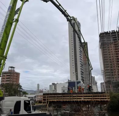 EXECUÇÃO DE PONTE EM CONCRETO ARMADO SOBRE O RIO PEREQUÊ, AVENIDA NEREU RAMOS, Itapema/SC