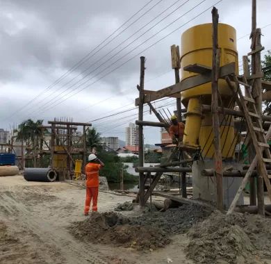 EXECUÇÃO DE PONTE EM CONCRETO ARMADO SOBRE O RIO PEREQUÊ, AVENIDA NEREU RAMOS, Itapema/SC