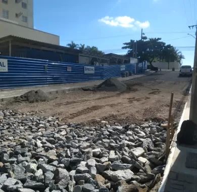 Obra de pavimentação asfáltica, adequação de drenagem pluvial e sinalização viária da Rua Flávio José Zandavalli (Rua 2400), localizada no bairro Centro – Balneário Piçarras/SC