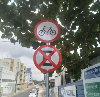 Obra de pavimentação asfáltica, adequação de drenagem pluvial e sinalização viária da Rua Flávio José Zandavalli (Rua 2400), localizada no bairro Centro – Balneário Piçarras/SC