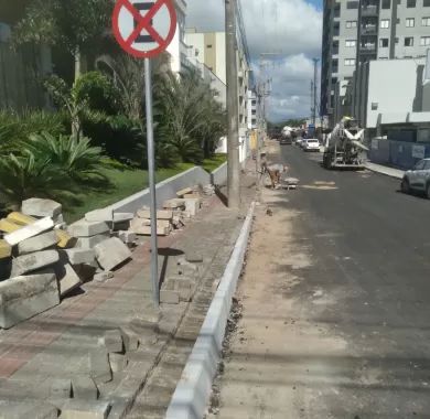 Obra de pavimentação asfáltica, adequação de drenagem pluvial e sinalização viária da Rua Flávio José Zandavalli (Rua 2400), localizada no bairro Centro – Balneário Piçarras/SC