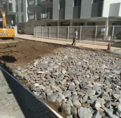 Obra de pavimentação asfáltica, adequação de drenagem pluvial e sinalização viária da Rua Flávio José Zandavalli (Rua 2400), localizada no bairro Centro – Balneário Piçarras/SC