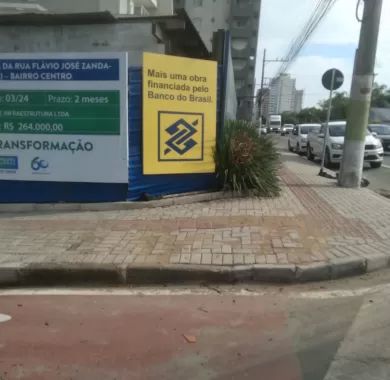 Obra de pavimentação asfáltica, adequação de drenagem pluvial e sinalização viária da Rua Flávio José Zandavalli (Rua 2400), localizada no bairro Centro – Balneário Piçarras/SC