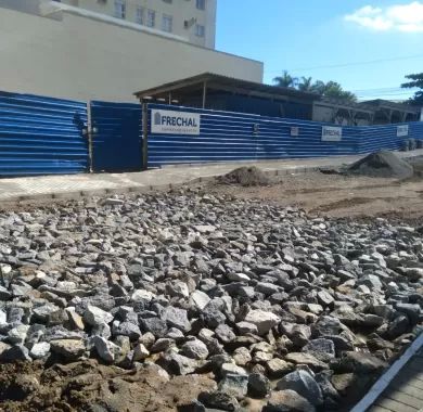 Obra de pavimentação asfáltica, adequação de drenagem pluvial e sinalização viária da Rua Flávio José Zandavalli (Rua 2400), localizada no bairro Centro – Balneário Piçarras/SC