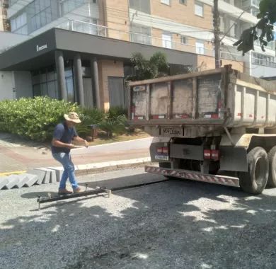 Obra de pavimentação asfáltica, adequação de drenagem pluvial e sinalização viária da Rua Flávio José Zandavalli (Rua 2400), localizada no bairro Centro – Balneário Piçarras/SC