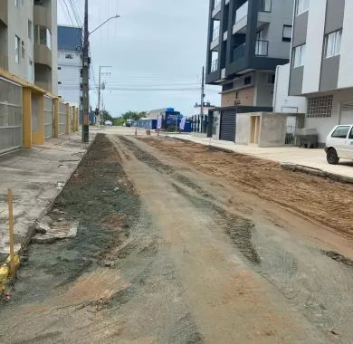 Obra de pavimentação asfáltica, adequação de drenagem pluvial e sinalização viária da Rua Flávio José Zandavalli (Rua 2400), localizada no bairro Centro – Balneário Piçarras/SC