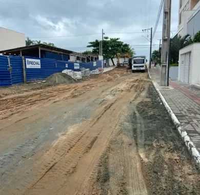 Obra de pavimentação asfáltica, adequação de drenagem pluvial e sinalização viária da Rua Flávio José Zandavalli (Rua 2400), localizada no bairro Centro – Balneário Piçarras/SC