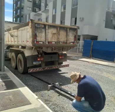 Obra de pavimentação asfáltica, adequação de drenagem pluvial e sinalização viária da Rua Flávio José Zandavalli (Rua 2400), localizada no bairro Centro – Balneário Piçarras/SC