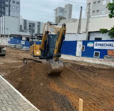 Obra de pavimentação asfáltica, adequação de drenagem pluvial e sinalização viária da Rua Flávio José Zandavalli (Rua 2400), localizada no bairro Centro – Balneário Piçarras/SC