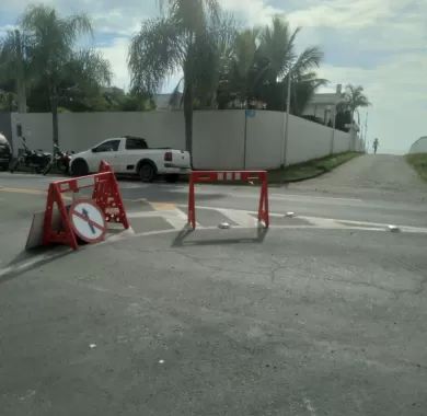 Obra de pavimentação asfáltica, adequação de drenagem pluvial e sinalização viária da Rua Flávio José Zandavalli (Rua 2400), localizada no bairro Centro – Balneário Piçarras/SC