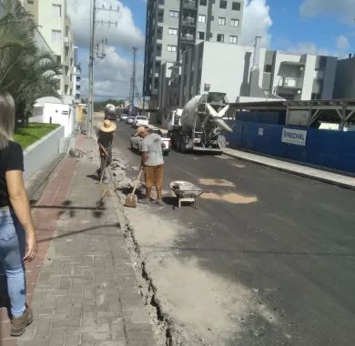 Obra de pavimentação asfáltica, adequação de drenagem pluvial e sinalização viária da Rua Flávio José Zandavalli (Rua 2400), localizada no bairro Centro – Balneário Piçarras/SC