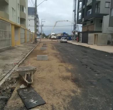 Obra de pavimentação asfáltica, adequação de drenagem pluvial e sinalização viária da Rua Flávio José Zandavalli (Rua 2400), localizada no bairro Centro – Balneário Piçarras/SC