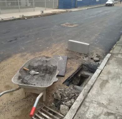 Obra de pavimentação asfáltica, adequação de drenagem pluvial e sinalização viária da Rua Flávio José Zandavalli (Rua 2400), localizada no bairro Centro – Balneário Piçarras/SC