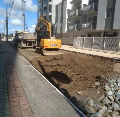 Obra de pavimentação asfáltica, adequação de drenagem pluvial e sinalização viária da Rua Flávio José Zandavalli (Rua 2400), localizada no bairro Centro – Balneário Piçarras/SC