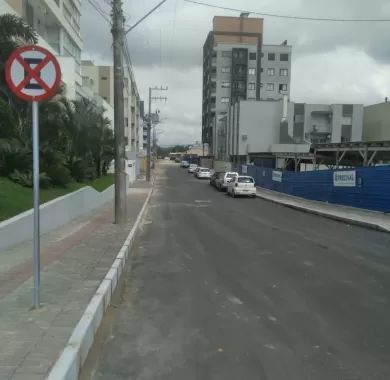 Obra de pavimentação asfáltica, adequação de drenagem pluvial e sinalização viária da Rua Flávio José Zandavalli (Rua 2400), localizada no bairro Centro – Balneário Piçarras/SC