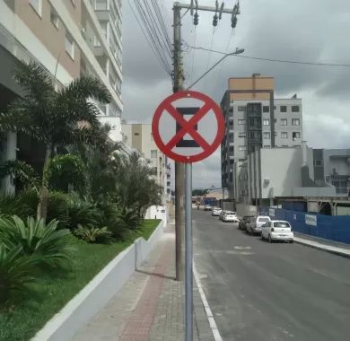 Obra de pavimentação asfáltica, adequação de drenagem pluvial e sinalização viária da Rua Flávio José Zandavalli (Rua 2400), localizada no bairro Centro – Balneário Piçarras/SC