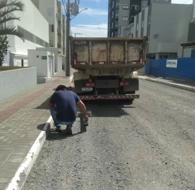 Obra de pavimentação asfáltica, adequação de drenagem pluvial e sinalização viária da Rua Flávio José Zandavalli (Rua 2400), localizada no bairro Centro – Balneário Piçarras/SC