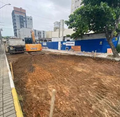 Obra de pavimentação asfáltica, adequação de drenagem pluvial e sinalização viária da Rua Flávio José Zandavalli (Rua 2400), localizada no bairro Centro – Balneário Piçarras/SC