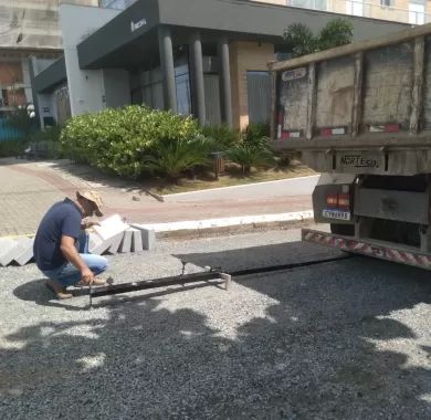 Obra de pavimentação asfáltica, adequação de drenagem pluvial e sinalização viária da Rua Flávio José Zandavalli (Rua 2400), localizada no bairro Centro – Balneário Piçarras/SC