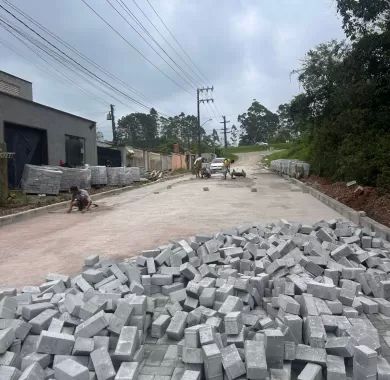 Obra de pavimentação em paver, readequação de drenagem pluvial e sinalização viária da Rua Nilson Fausto, localizada no bairro Itacolomi, Balneário Piçarras - SC