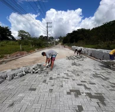 Obra de pavimentação em paver, readequação de drenagem pluvial e sinalização viária da Rua Nilson Fausto, localizada no bairro Itacolomi, Balneário Piçarras - SC