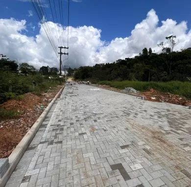 Obra de pavimentação em paver, readequação de drenagem pluvial e sinalização viária da Rua Nilson Fausto, localizada no bairro Itacolomi, Balneário Piçarras - SC