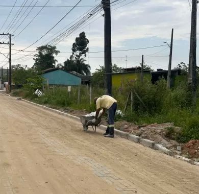 Obra de pavimentação em paver, readequação de drenagem pluvial e sinalização viária da Rua Nilson Fausto, localizada no bairro Itacolomi, Balneário Piçarras - SC