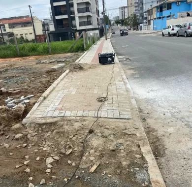 obra de pavimentação asfáltica, drenagem pluvial, ciclofaixa, calçadas e sinalização viária na Avenida Emanuel Pinto - Balneário Piçarras/SC